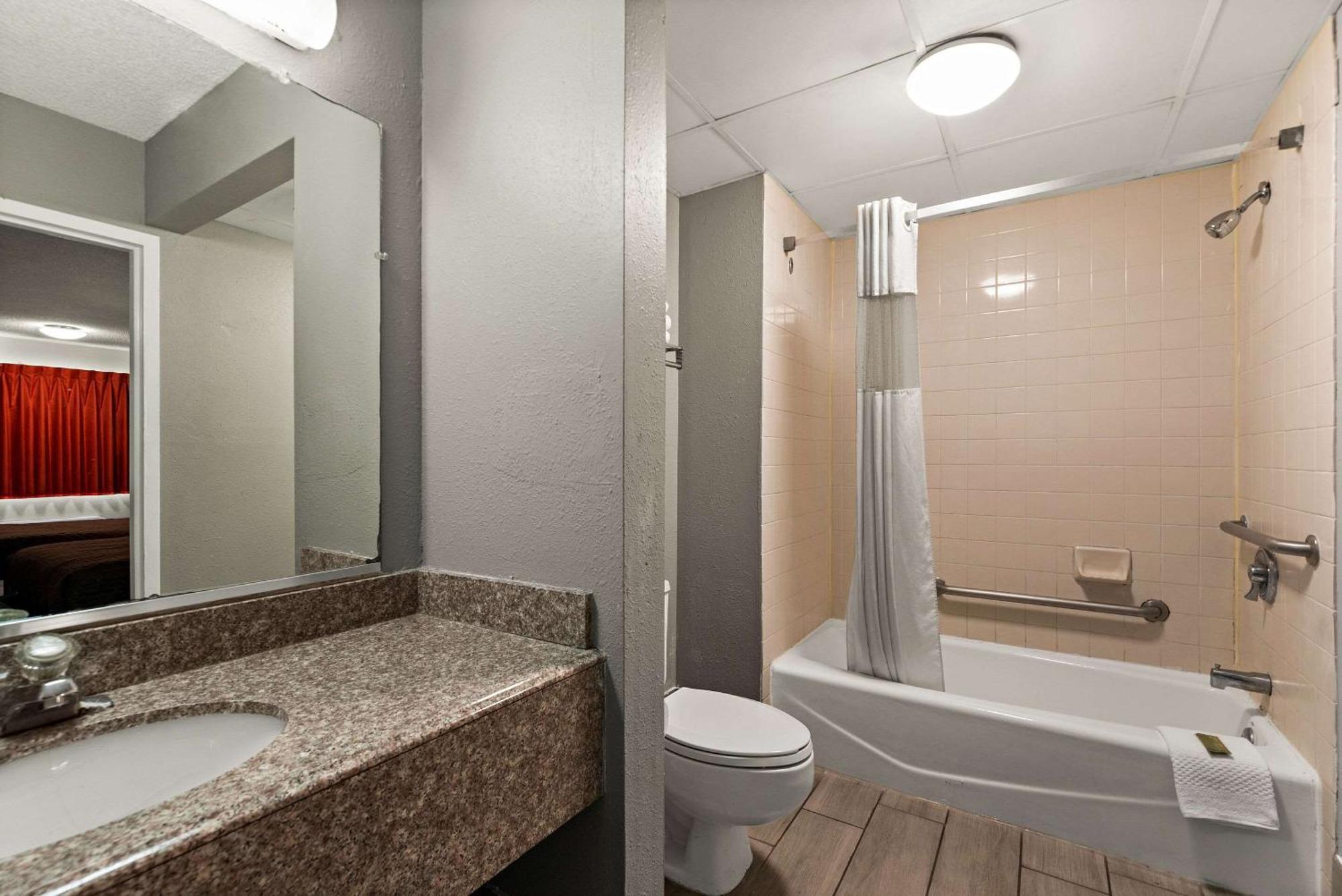 Rodeway Inn Brooklawn Dış mekan fotoğraf
