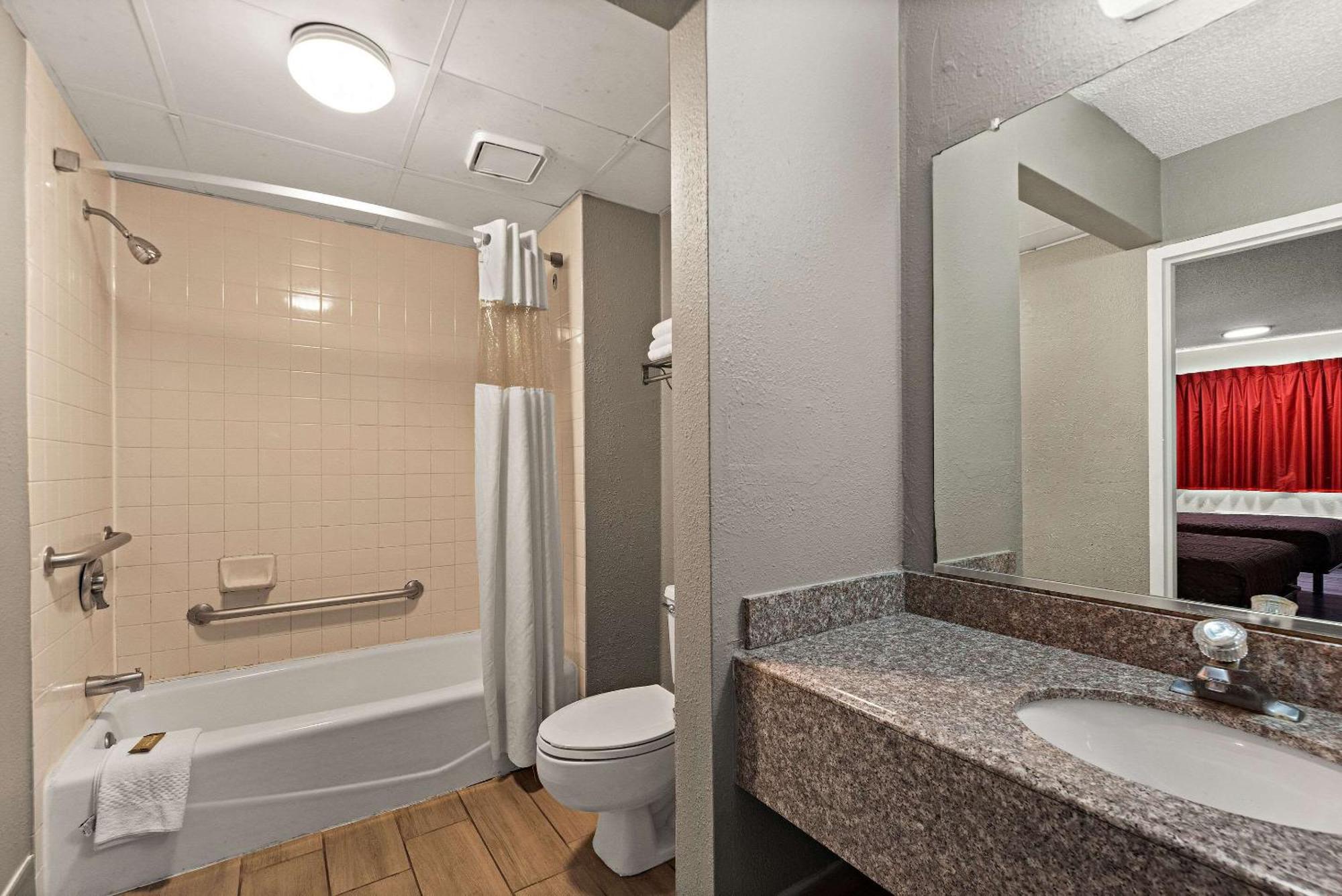 Rodeway Inn Brooklawn Dış mekan fotoğraf