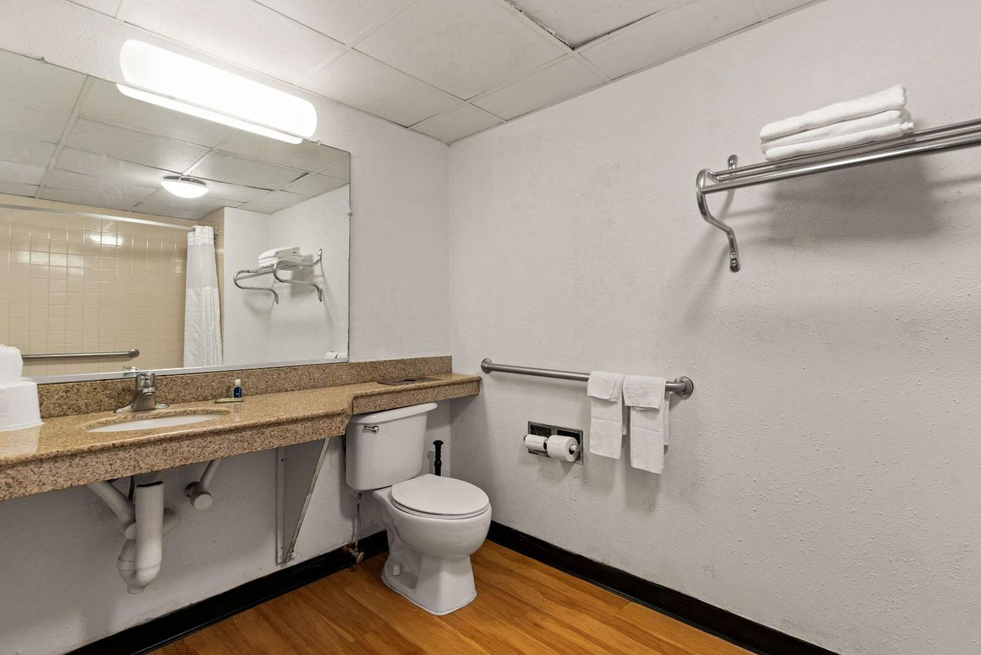 Rodeway Inn Brooklawn Dış mekan fotoğraf