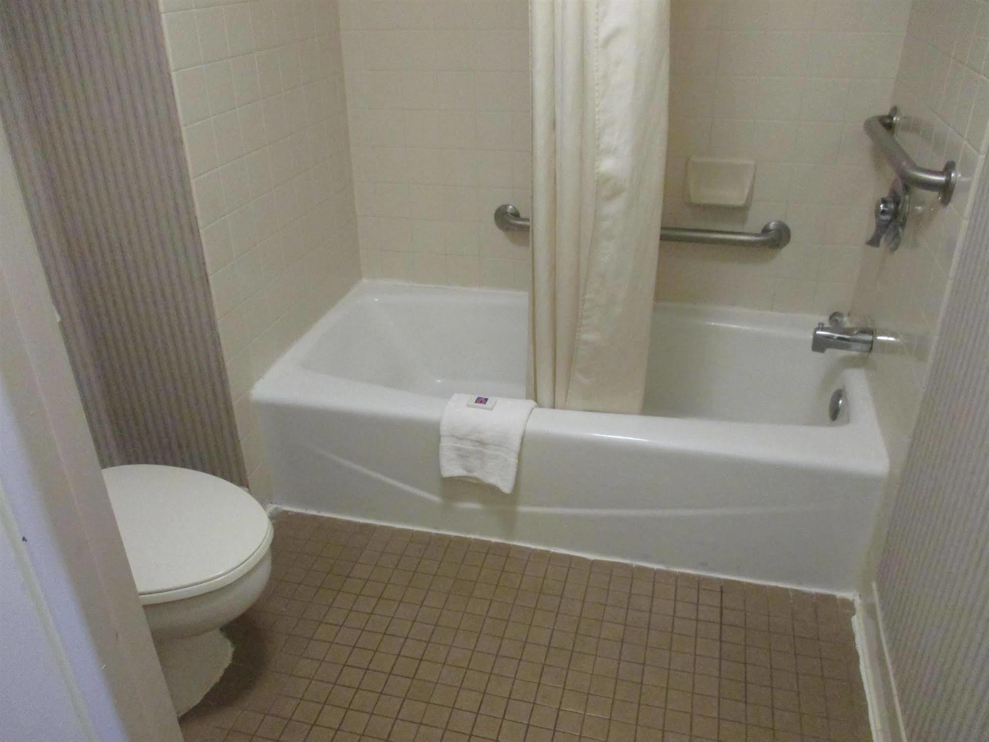 Rodeway Inn Brooklawn Dış mekan fotoğraf